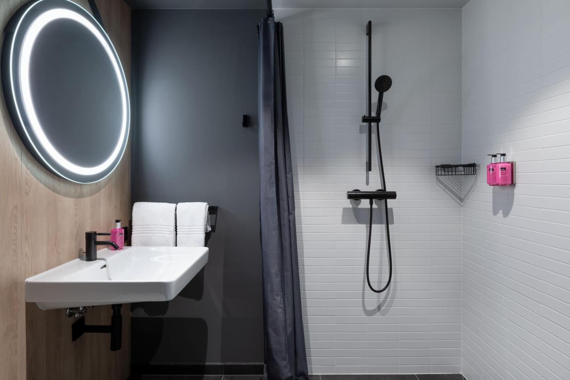 Moxy Outletcity Metzingen Метцинген Экстерьер фото