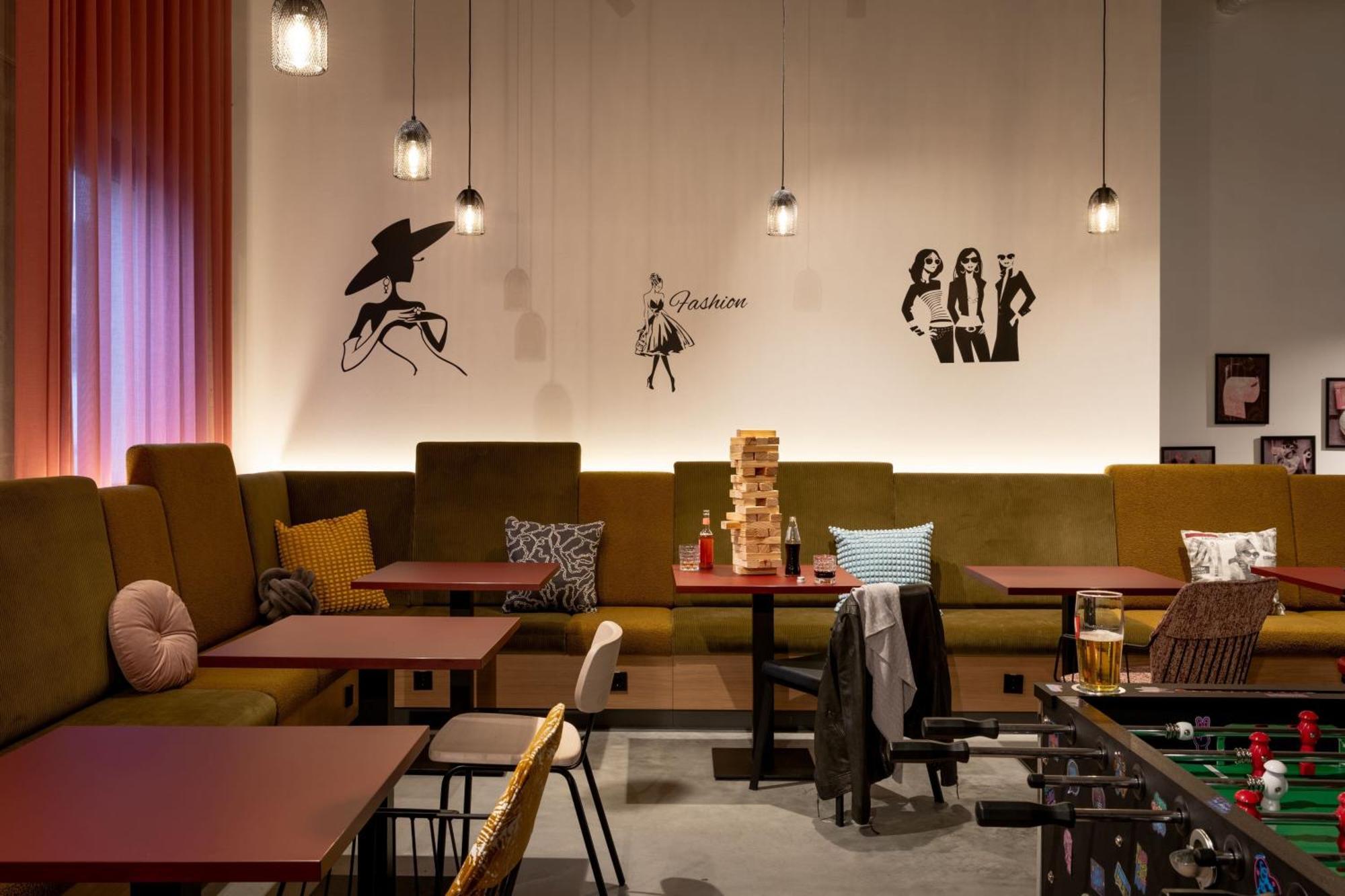 Moxy Outletcity Metzingen Метцинген Экстерьер фото