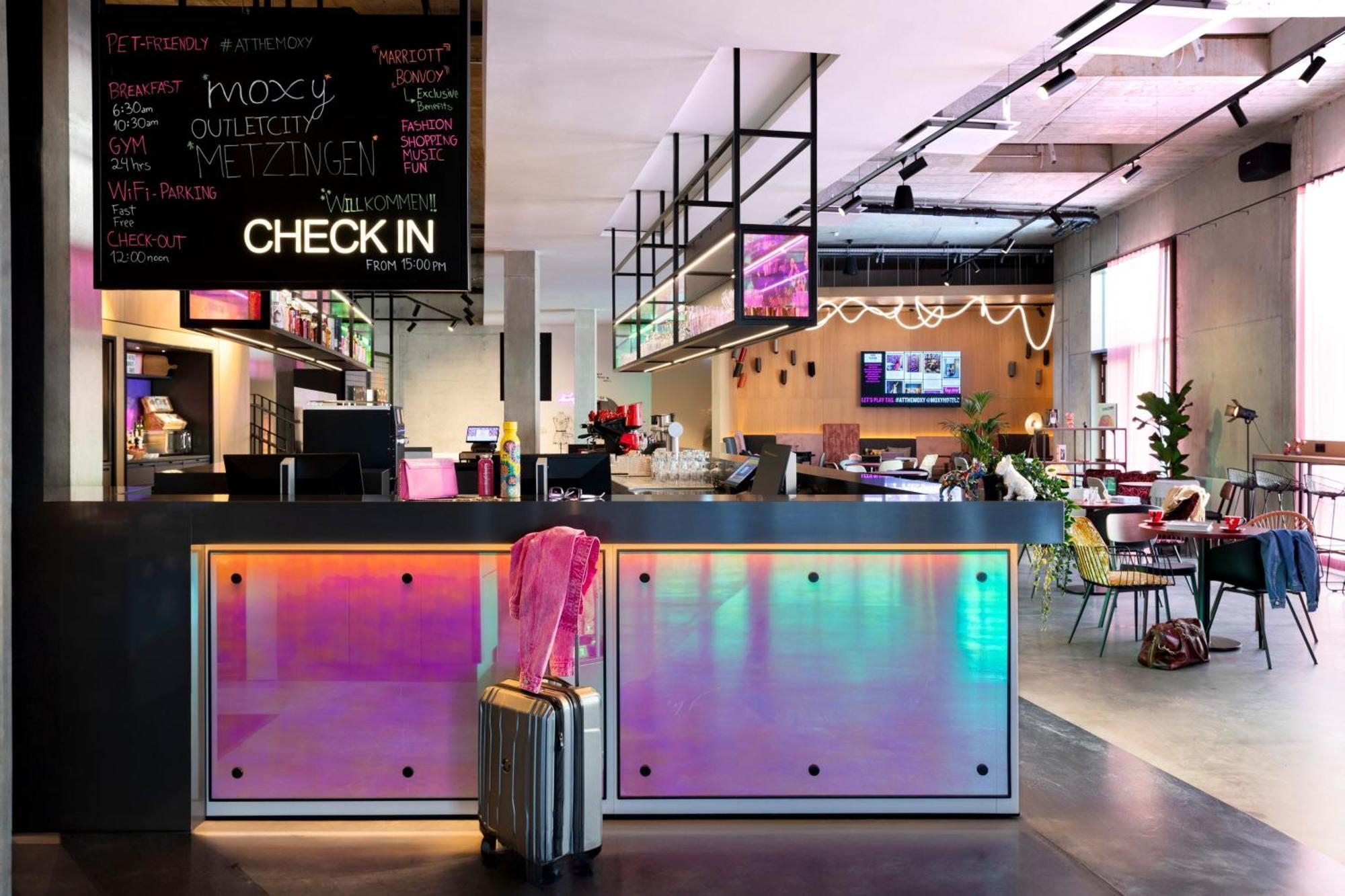 Moxy Outletcity Metzingen Метцинген Экстерьер фото